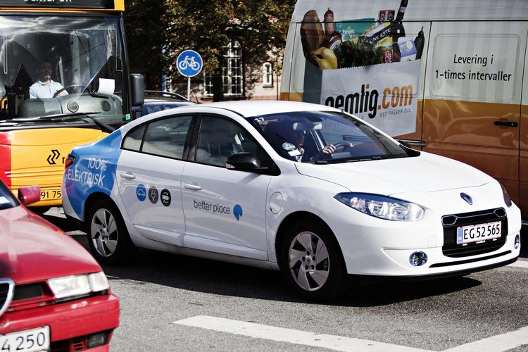 Fordyrelse. Ejere af elbiler i København (her en Renault Fluence) mister en økonomisk fordel: Det er slut med at parkere gratis på de kommunale pladser. (Arkivfoto) 