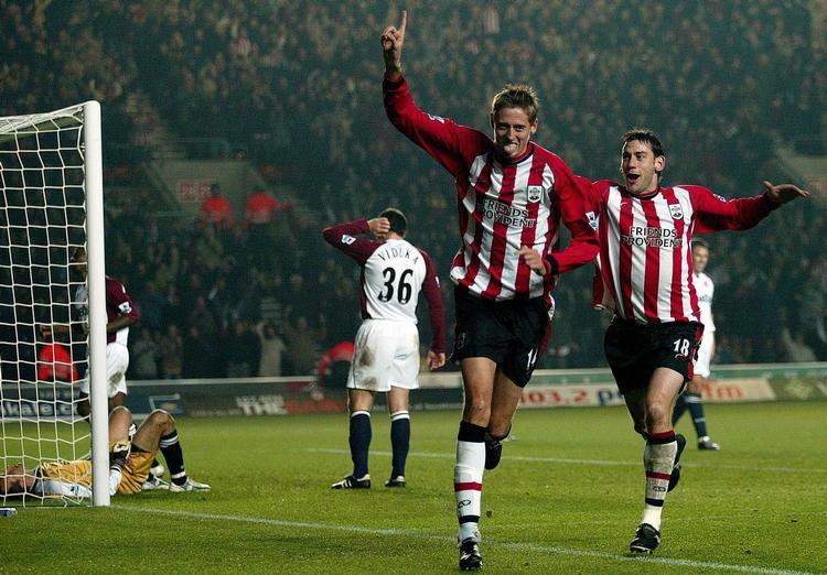 rekordstribe. Peter Crouch (midt) har scoret for Southampton mod Middlesbrough i 2004, inden det hele gik galt for klubben. Rory Delap (th) jubler med den høje angriber over scoringen. Nu spiller de to igen sammen i Stoke City. 