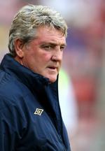 fyret. Steve Bruce var i sin aktive karriere kendt som en hård og kontant forsvarsklippe for Manchester United. Nu skal han finde et nyt trænerjob. 