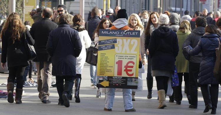 rutsjetur. Italien har ikke haft overskud på de offentlige finanser siden 1970 - eller lige så længe som Eurostat og OECD har ført statistisk på landet. Nu er fortiden ved at indhente den italienske økonomi og italienerne her på gaden i Milano. 