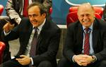 Uefas præsident Michel Platini sammen med Polens fodboldpræsident Grzegorz Lato (th), som er afsløret i en bestikkelsessag i en lydoptagelse. 
