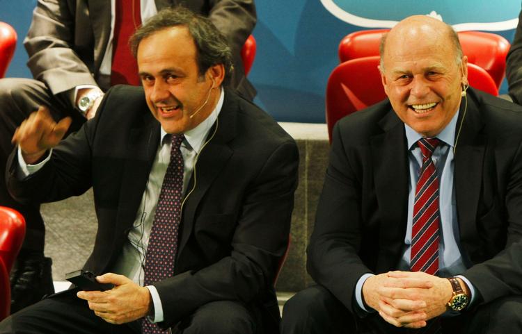 Uefas præsident Michel Platini sammen med Polens fodboldpræsident Grzegorz Lato (th), som er afsløret i en bestikkelsessag i en lydoptagelse. 