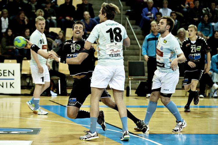 uafgjort. Sønderjyskes forsvarere var gode til at lukke af for spillerne fra Aarhus Håndbold i aarhus. 