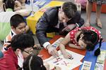 oliefarver. Kronprins Frederik farvelægger en hund sammen med børn på et bibliotek i Ho Chi Minh. Anledningen er lancering af børne bog med illustrationer af danske og  vietnamesiske kunstnere. Kronprinsen er i denne uge i Vietnam i forbindelse med fejring af diplomatiske forbindelser mellem Danmark og Vietnam gennem 40 år. 