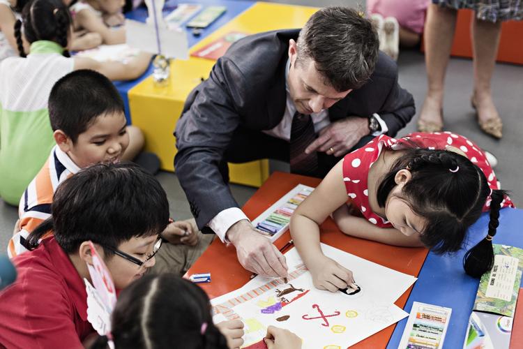 oliefarver. Kronprins Frederik farvelægger en hund sammen med børn på et bibliotek i Ho Chi Minh. Anledningen er lancering af børne bog med illustrationer af danske og  vietnamesiske kunstnere. Kronprinsen er i denne uge i Vietnam i forbindelse med fejring af diplomatiske forbindelser mellem Danmark og Vietnam gennem 40 år. 