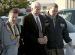 voldtægter. Den hædrede fodboldtræner Jerry Sandusky (midt) føres væk i håndjern af politi 5. november, efter en række sager om pædofilt misbrug er dukket op om den tidligere træner. 
