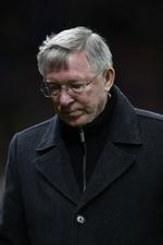 Ude. Alex Ferguson ønsker Crystal Palace tillykke med sejren, men han mener også, at deres sejrsmål i det 98. minut blev scoret fra en offsideposition. 