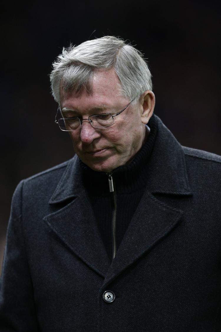 Ude. Alex Ferguson ønsker Crystal Palace tillykke med sejren, men han mener også, at deres sejrsmål i det 98. minut blev scoret fra en offsideposition. 