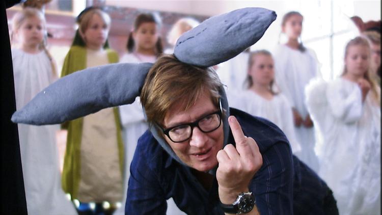 GAkket. Niels (Thomas Bo Larsen) vil afværge, at hans hustru (Mette Horn) forvandler sig til et frådende juleuhyre, med rødvinsblå tænder og en alt for lang to-do liste. 