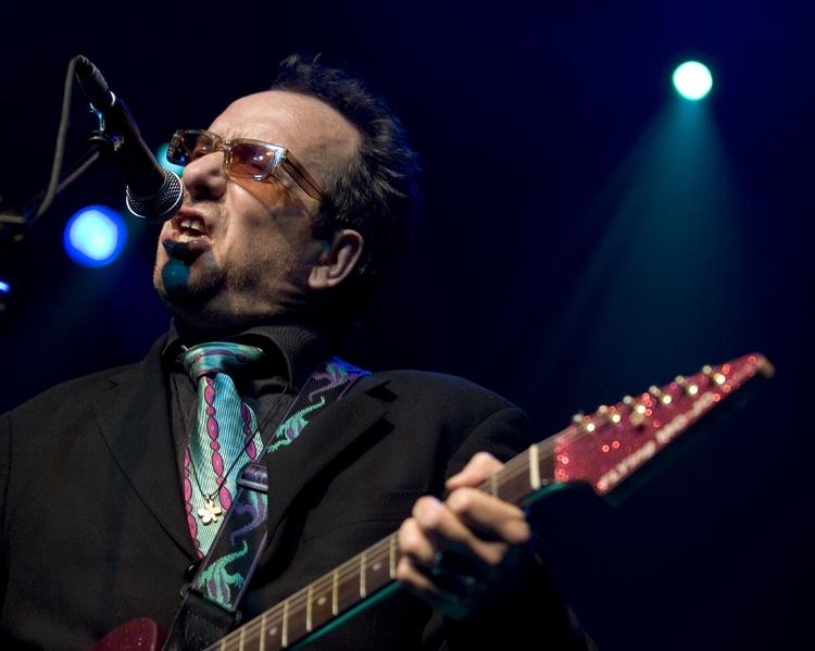 Råd. Elvis Costello  troede først, at prisen på hans nye bokssæt på 1800 kroner var en trykfejl eller et satirisk indslag. Det var det ikke. Nu fraråder han køb. 