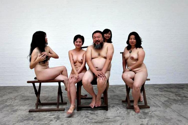 Bart. Først blev Ai Weiwei anklaget for skattefusk, nu anklages han for at fremstille pornografi. 