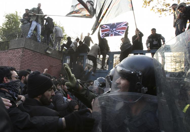 PROTEST. Politiet magtede ikke at holde styr på de studerende, da de tirsdag angreb den britiske ambassade i Irans hopvedstad Teheran. 
