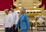 Krav.  Løfter om reformer i Myanmar er ikke nok, siger USA's udenrigsminister, Hillary Clinton, på et møde med landets præsident Thein Sein. 