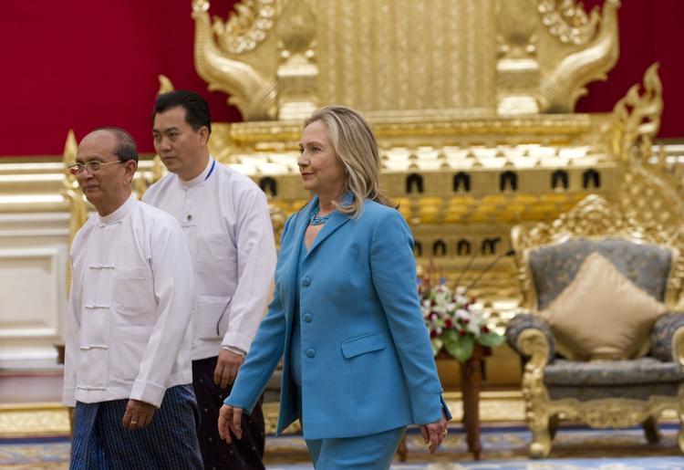 Krav.  Løfter om reformer i Myanmar er ikke nok, siger USA's udenrigsminister, Hillary Clinton, på et møde med landets præsident Thein Sein. 