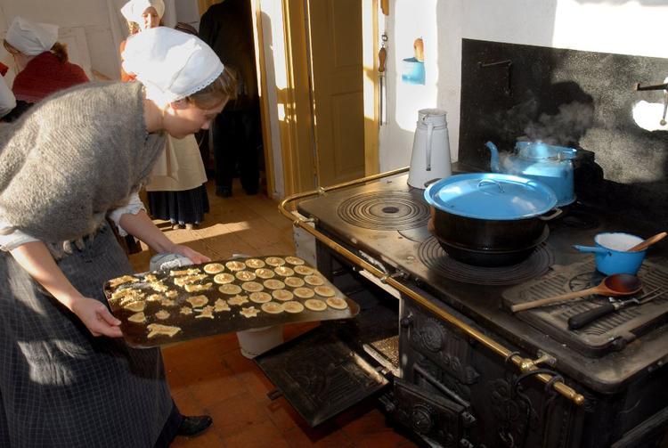 Den gode gamle jul. Der er masser af aktiviteter landet over centreret omkring den traditionelle jul. Som her på Frilandsmuseet i Lyngby nord for København, hvor den historiske jul levendegøres. 