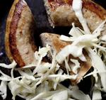 Uden sener. Jeg har valgt at bruge svineyderlår, der er forholdsvis reelt og uden for mange sener, men som også er til at betale. Når pølsen skal være finthakket som denne, giver det et bedre resultat at bruge kød uden for mange sener. Flomme kan bestilles hos slagteren. 