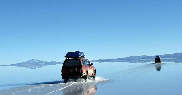 SALTSPEJL. Med sine 10.582 kvadratkilometer er saltørkenen Salar de Uyuni på størrelse med Sjælland. 