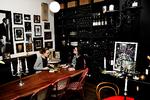 Rustikt. Der er skruet helt op for charmen på Beau Marché Café À Vins i Ny Østergade. Hvis priserne på den franske simremad til gengæld blev skruet lidt ned, ville alt være perfekt.