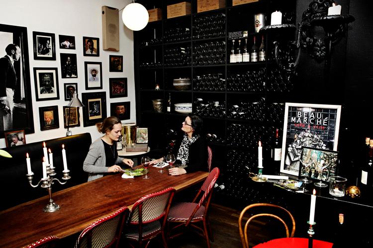 Rustikt. Der er skruet helt op for charmen på Beau Marché Café À Vins i Ny Østergade. Hvis priserne på den franske simremad til gengæld blev skruet lidt ned, ville alt være perfekt.