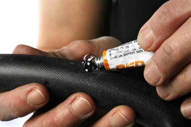 Lappeløsning. Den  ulovlige cykellim indeholder 800 gange grænseværdien  for forbudte opløsningsstoffer.  Arkivfoto: Rune Pedersen 