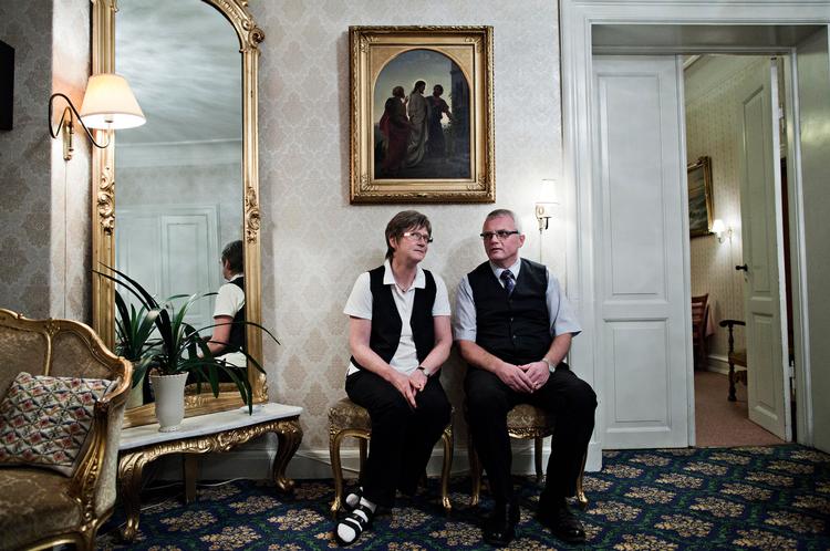 Amen.  Værtsparret på Danmarks sidste missionshotel, Vibeke og Bjarne Hvidberg, må rykke til Vestjylland som missionærer, og det er slut med andagt i 'guldmøblerne' i dagligstuen. 