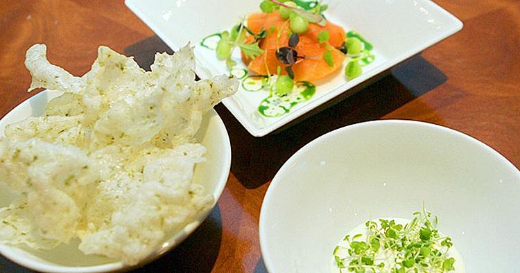 MAD. Det er retter som røget laks og snekrabbe og kartoffelchips med tang og karse, der vil blive tilbudt til passagerer i Emirates Lounge i Sidney. 