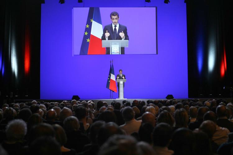 Fremtid. Den franske præsident Nicolas Sarkozy vil lave ændringer i EU-traktaten. Ellers dør euroen, mener han. 
