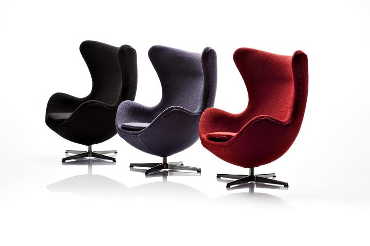 POLSK. Stort set alt polstring og montering af Arne Jacobsens stol Ægget foregår i Polen. (Arkivfoto) 