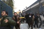 Protest. Iranere stormede i tirsdags den britiske ambassade i hovedstaden Teheran. 