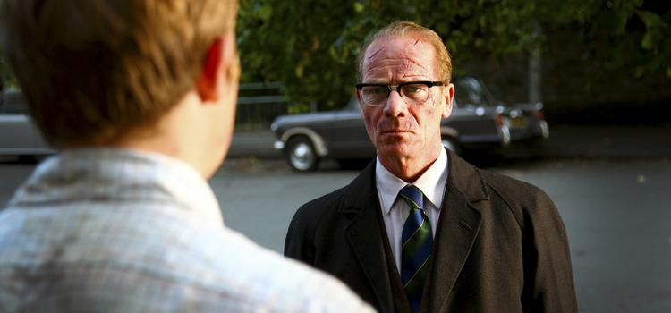 selvportræt. Historien om John, der vokser op med en voldelig far, er baseret på instruktør Peter Mullans egen barndom. Mullan spiller selv rollen som den fordrukne far. 