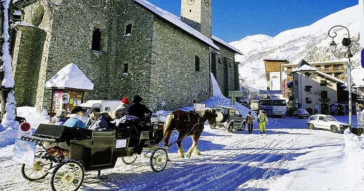 Traditionel. Valloire er en gammel skiby. Det begyndte i 1937, og vi er langt fra de moderne satellitbyer med dunkende diskomusik og gymnasierejser. 