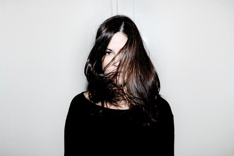 Kvindekamp. Anne Sewitsky har lavet en harsk komedie om parforholdet - lidt som 'Den eneste ene'. Men hvor den danske film er skrevet af mænd, er 'Sygt lykkelig' både instrueret og skrevet af kvinder med blik »for den måde kvinder altid sammenligner sig med hinanden på. Dér findes et rum for masser af humor«. 