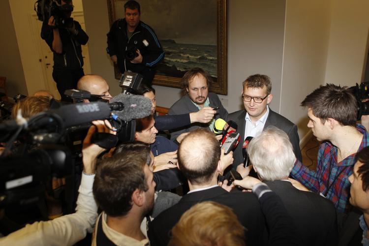 Pres. Tidligere skatteminister Troels Lund (V) bifalder en kommissionsundersøgelse. Han har intet at skjule, siger han til pressen. 