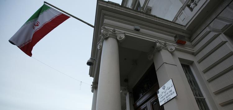 udvist. Det iranske flag vajer fra den iranske ambassade i London. Nu er personalet rejst hjem. 