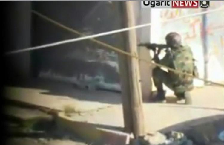 telegigant. En soldat tager i dag sigte mod demonstranter i Homs, Syrien. EU vil udvide sanktioner mod landet, men Sverige har overraskende forsøgt at bremse sanktioner. 