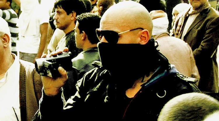 Øjenvidne. Omar Shargawi bevæbnet med kamera i Kairo. Foto fra '1/2 Revolution' 