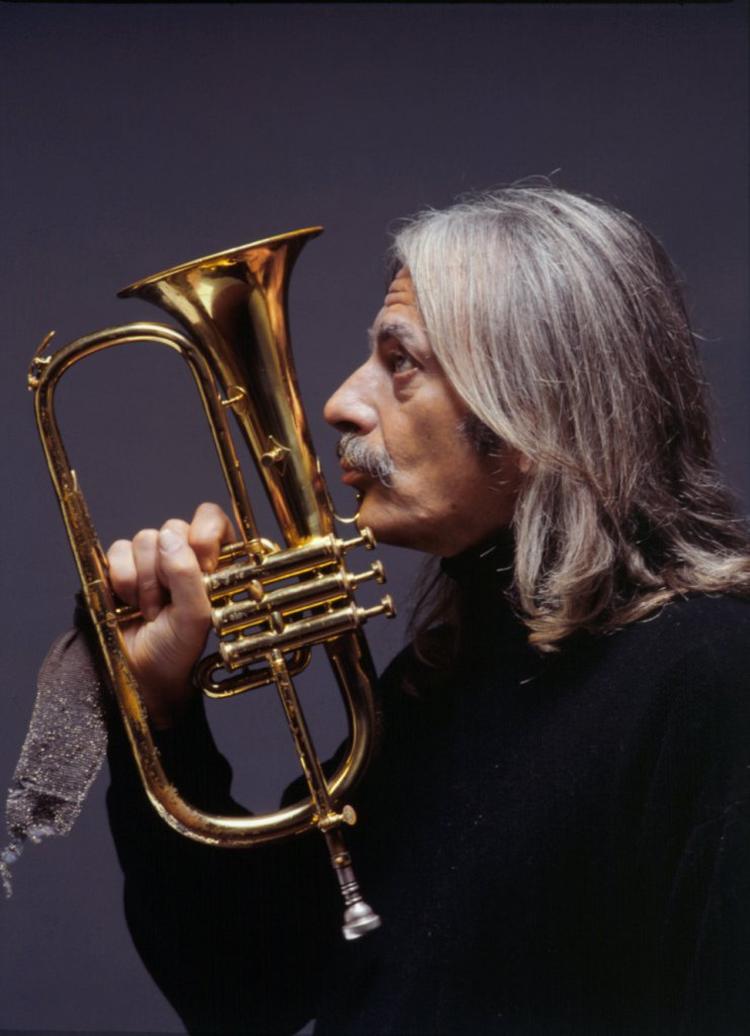 Godfather. Det var i grunden først i andet sæt med en lang solo i 'My Funny Valentine', at Enrico Ravas dunkelt sprøde trompetspil begyndte at forløse sig i mere end korte hug og stik. 