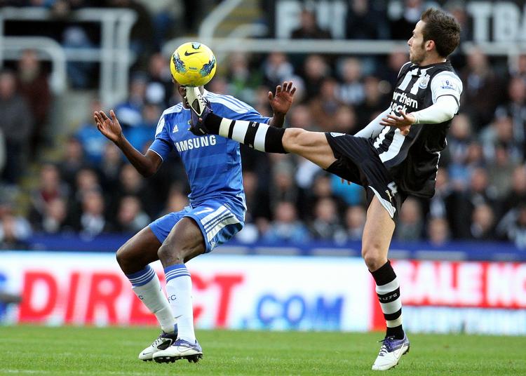 sjov-bold. Newcastles Yohane Cabaye (th) begik straffe i hjemmekampen mod Chelsea, men hjemmeholdet kunne med lidt held godt have fået point mod Chelsea. 