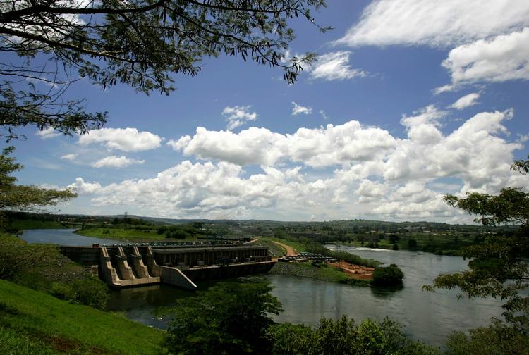 Vand. Dæmningsprojekter som dette i Uganda er ikke altid en stor gevinst for klimaet. Søerne, der dannes, udleder nemlig metangas, der er mere skadeligt end udledning af CO{-2} - og er desuden ofte kombineret med skovrydning. 