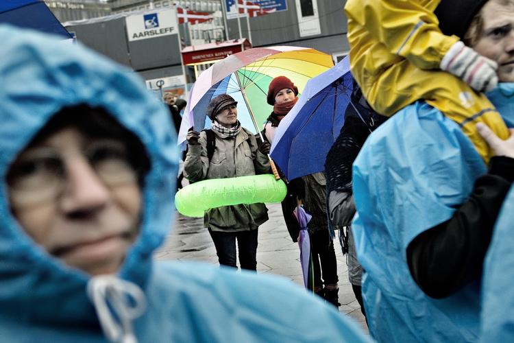 uvejr. Det regner under dagens klimademonstration, men vejret kan bilve meget farligere, hvis ikke vi gør noget nu. På Nytorv i København har demonstranterne taget redningsvest og badering på, hvad de mener at få brug for i fremtiden, hvis temperaturerne stiger. 