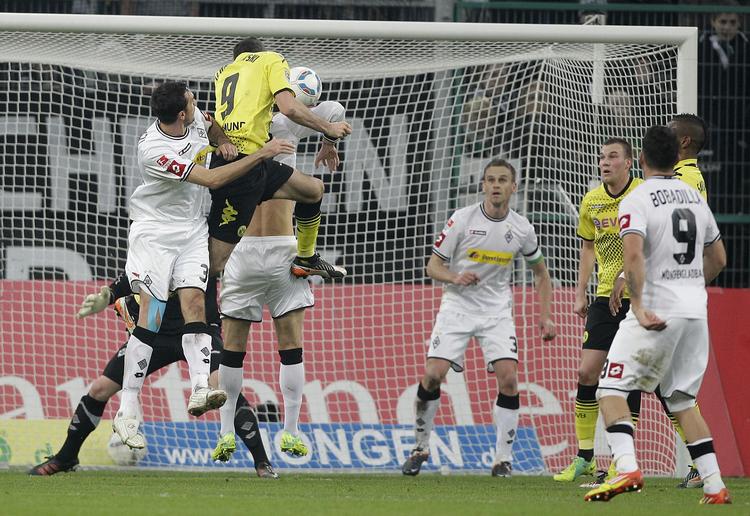 topmøde. Dortmunds polske angriber Robert Lewandowski kommer højest og bringer mestrene foran. Men Mönchengladbach fik udlignet. 