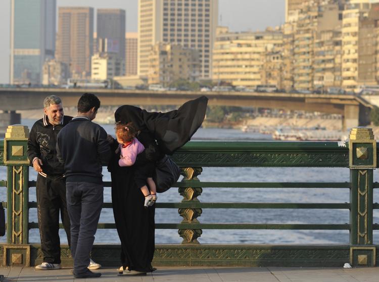 Valg. En egyptisk familie nyder deres lørdag på en af broerne over Nilen i Cairo. 