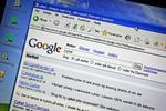 Google er i gang med at fjerne alle 'piratrelaterede termer' fra deres såkaldte 'autocomplete'- og 'instant'-tjenester. 
