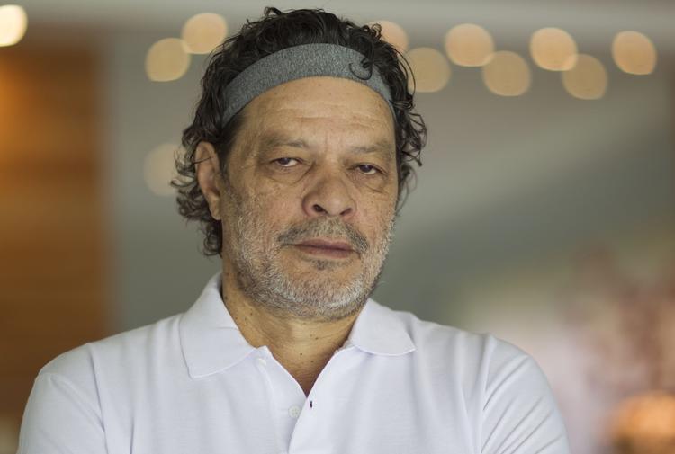 indlagt. Den brasilianske fodboldlegende Socrates er blevet indlagt med en alvorlig tarminfektion, og hans tilstand er kritisk. 