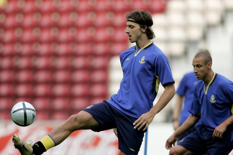 troldmand. Sveriges største fodboldstjerne, Zlatan Ibrahimovic, blev som indvandrerbarn forsaget som Djævelen, men tilbedes i dag som en ny kongesøn. 