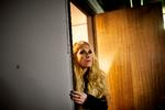 øvet. Sanne  Salomonsen har  i de seneste to uger medvirket i  fire dinnershow rundt om i Sverige, hvor hun har fået luftet sine røde  læderbukser og en fuld indianer- mundering. Ved generalprøven  aftenen før det  første show i den gamle ishockeyhal Scandinavium i  Göteborg er hun mærkbart træt  efter tre intensive øvedage, men helt parat til at give den gas på scenen  dagen efter. 