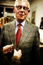 Ri. Bent Wennerwald går snart på pension fra sit job som herreskrædder. En kvinde står i kulissen klar til at tage over. 