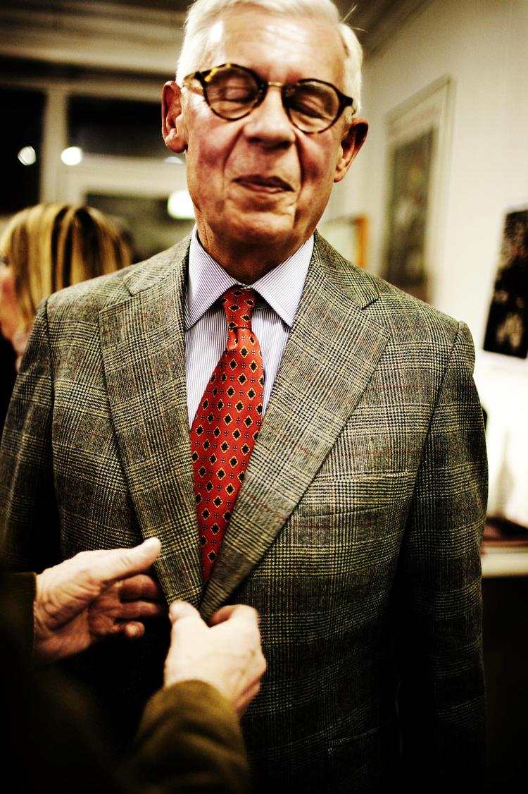 Ri. Bent Wennerwald går snart på pension fra sit job som herreskrædder. En kvinde står i kulissen klar til at tage over. 