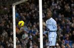 nonchalant. Mario Balotelli var som sædvanlig fuldstændig udtryksløs, da han scorede for Manchester City.Angriberen skulle blot fra stående med et vip med skulderen dirigere bolden de sidste centimeter over stregen. 