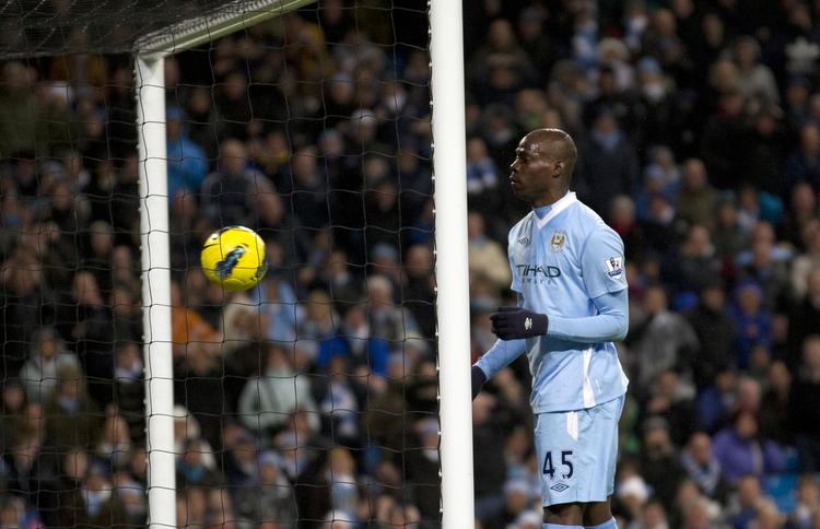 nonchalant. Mario Balotelli var som sædvanlig fuldstændig udtryksløs, da han scorede for Manchester City.Angriberen skulle blot fra stående med et vip med skulderen dirigere bolden de sidste centimeter over stregen. 